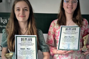 Złoty medal dziewczęcej drużyny piłkarskiej